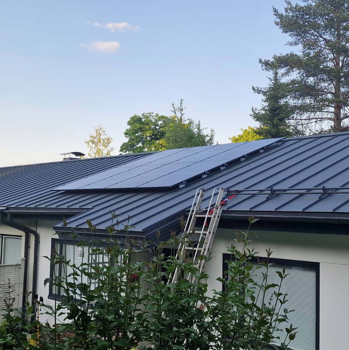 Aurinkopaneelit Vantaa – 4,04 kWp, mikroinvertterijärjestelmä
