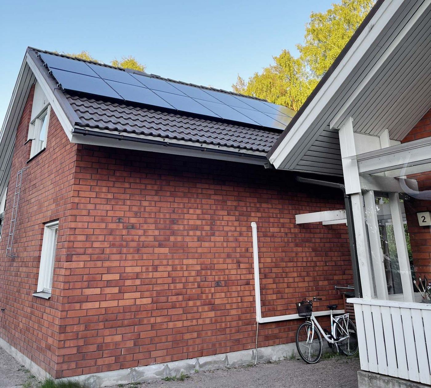 Aurinkosähköjärjestelmä asennettuna omakotitalon katolle