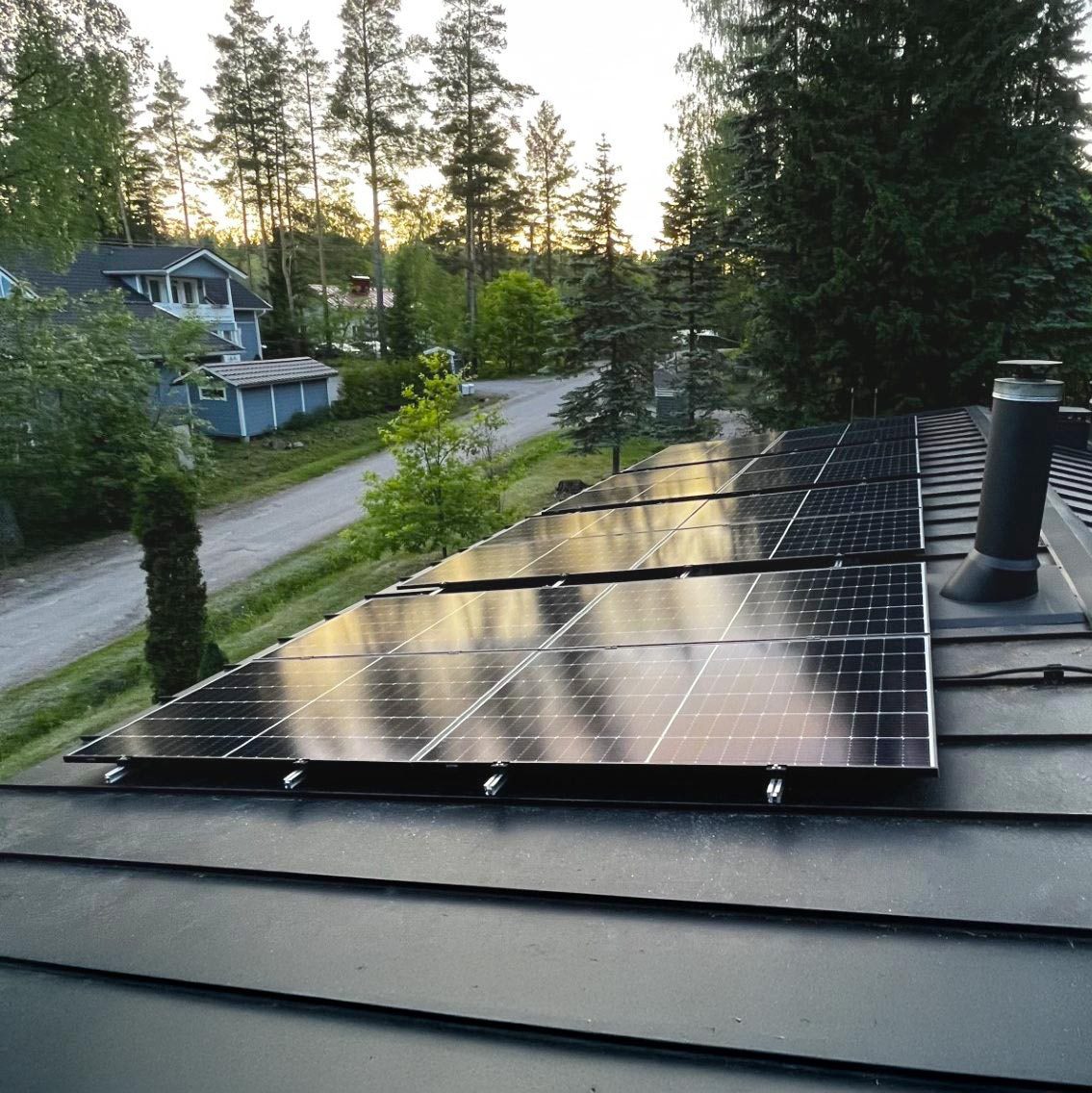 Aurinkopaneelit Klaukkala – 8,08 kWp mikroinvertterijärjestelmä