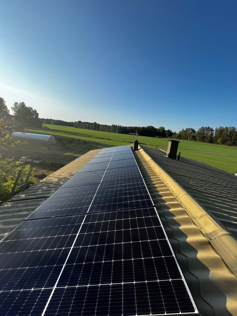 Aurinkopaneelit Loppi – 4,04 kWp mikroinvertteri-aurinkovoimala